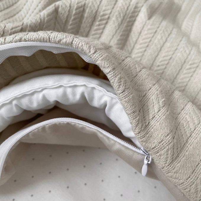 Paturica bebe din satin si material tricotat cu pilota si fundita, latte (5)